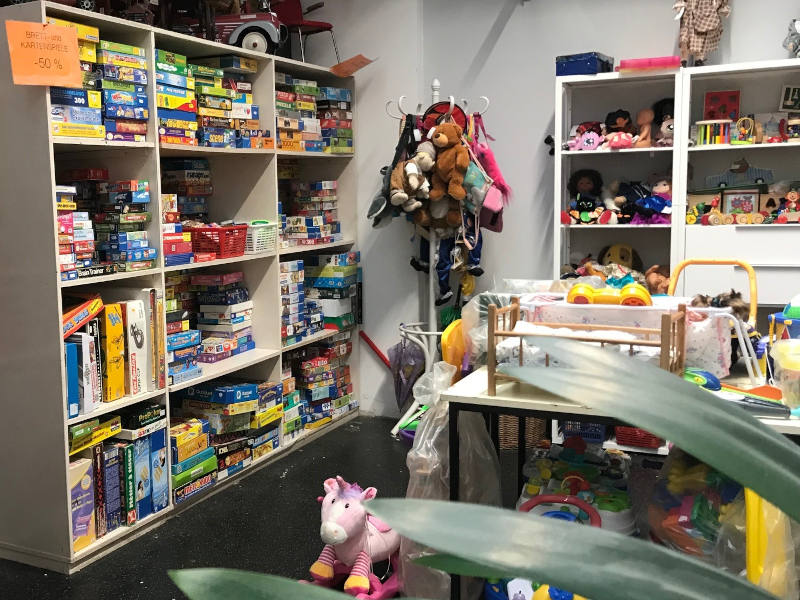 Spielzeug buntes Spielzeug in weißen Regalen