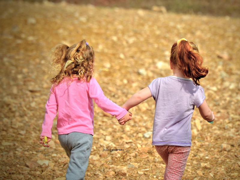 Mädchen laufen Hand in Hand