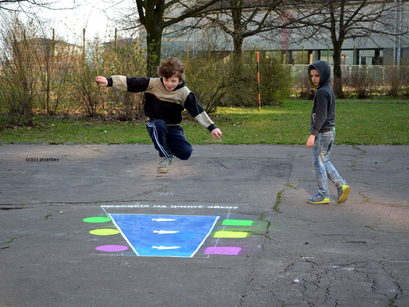 Kinder hüpfen im Park