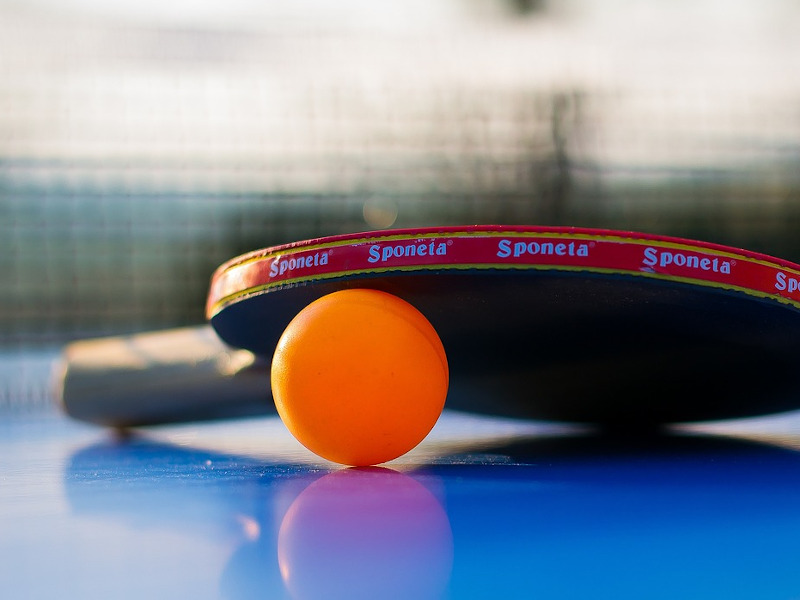 Tischtennisschläger mit Ball