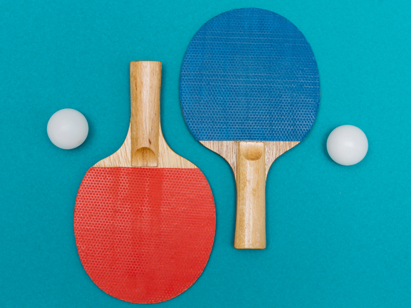 Tischtennisschläger mit Bällen