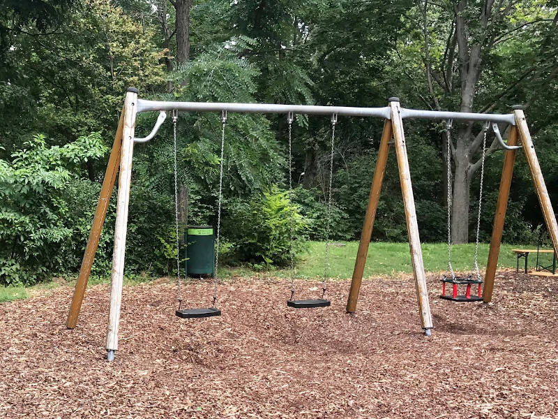 Zwei Schaukeln und eine Babyschaukel.