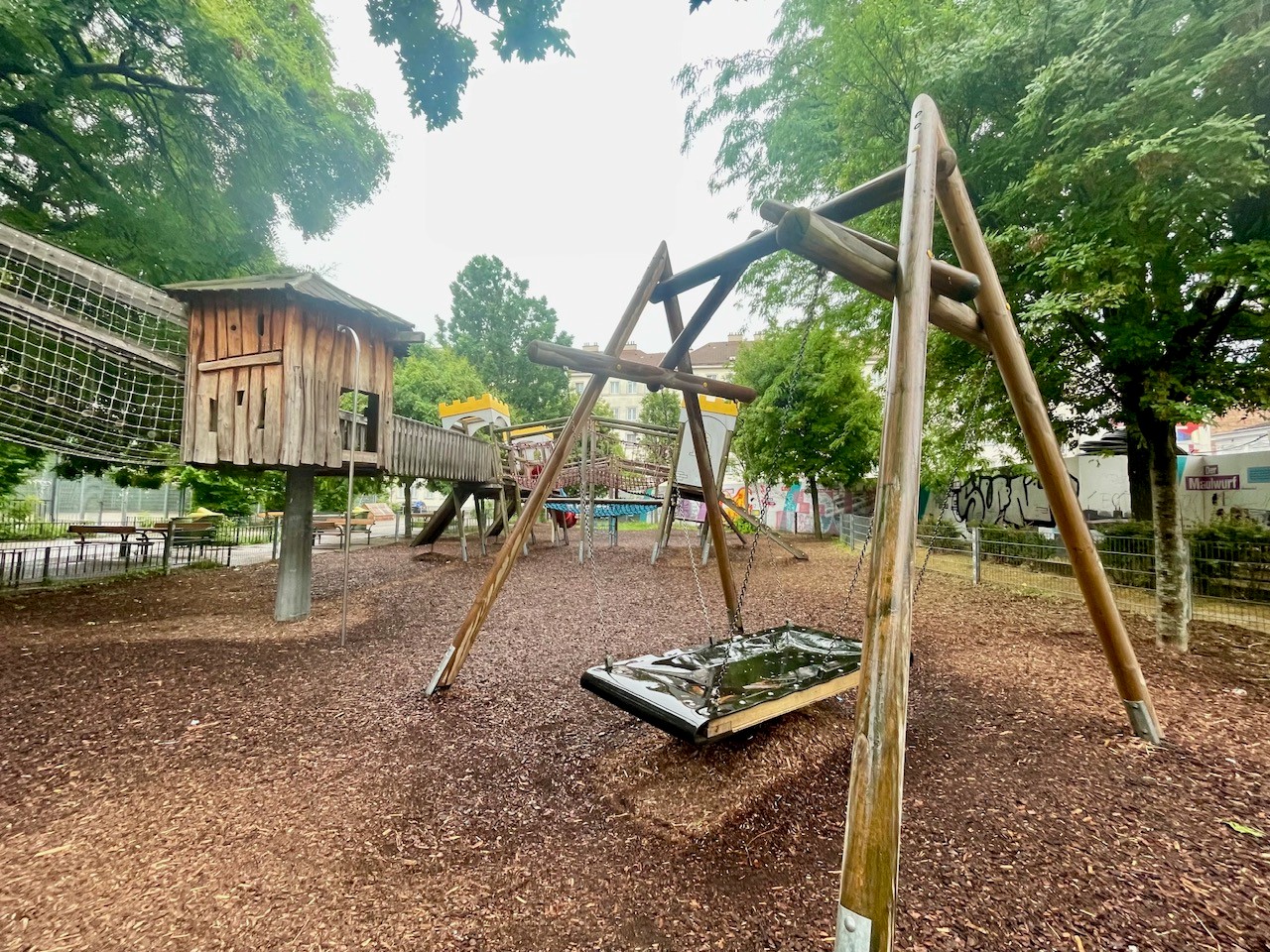 Kletteranlage und Teppcihschaukel auf Rindenmulch