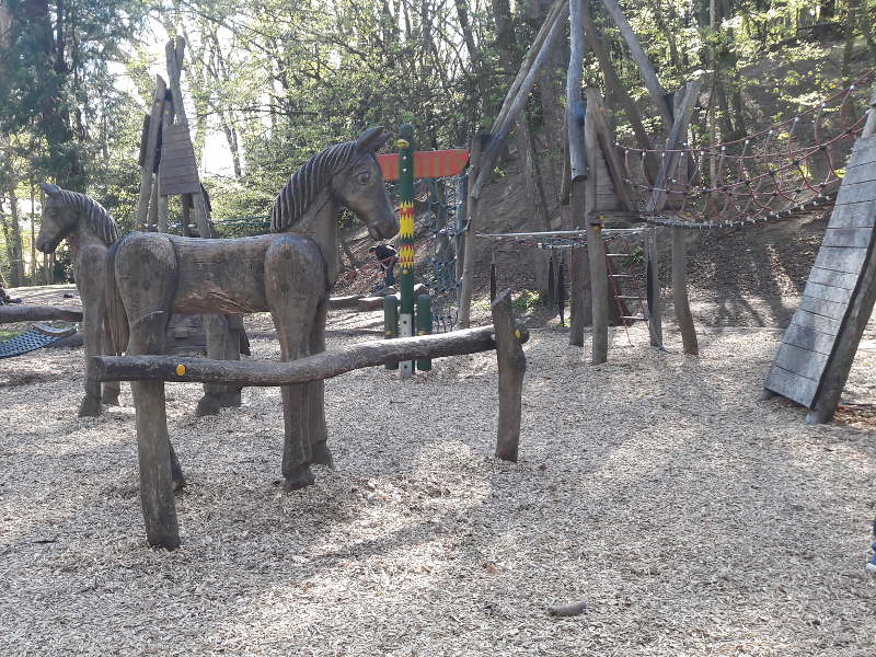 Holzpferd auf einem Spielplatz