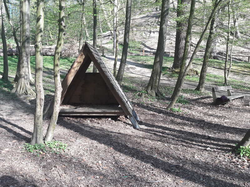 Zelt Zelt aus Holz im Wald