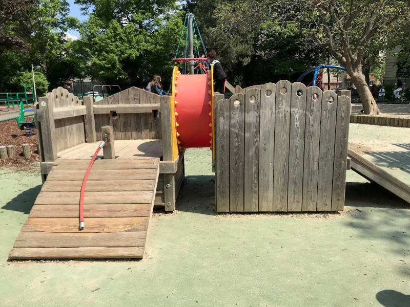 Spielplatz Herderpark Spielgerät aus Holz zum Klettern und Rutschen