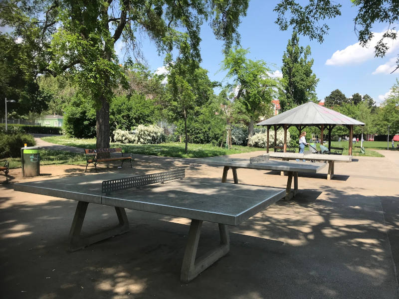 Herderpark Tischtennistische in einem Park