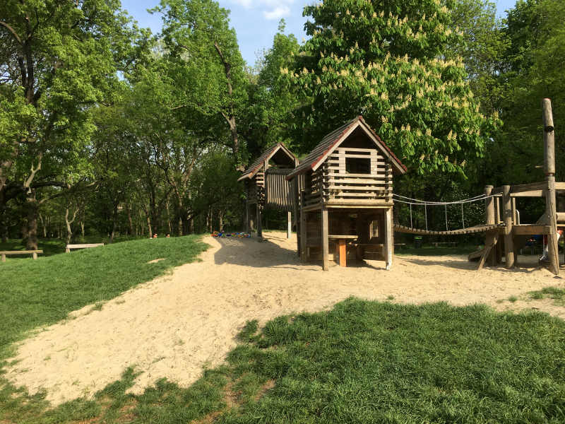 Kletterhäuschen am Spielplatz