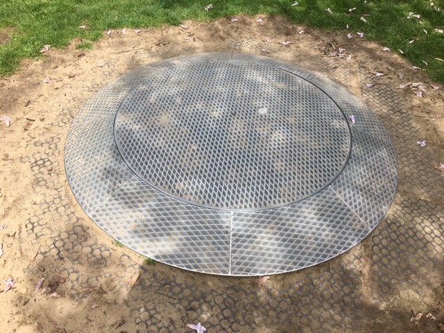 In den Boden eingelassene Drehscheibe