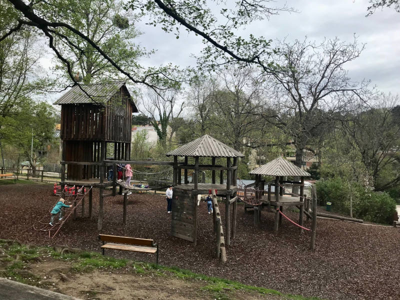 Spielplatz Pötzleinsdorfer Schloßpark Klettergerüst auf Spielplatz