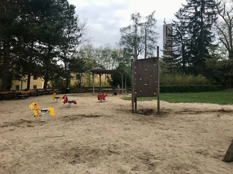 Kleinkinderbereich Pötzleinsdorfer Schloßpark Wipptiere auf Spielplatz