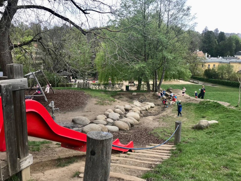Rutsche Pötzleinsdorfer Schloßpark Rutsche geht den Hang hinunter und es gibt einen künstlichen Bach