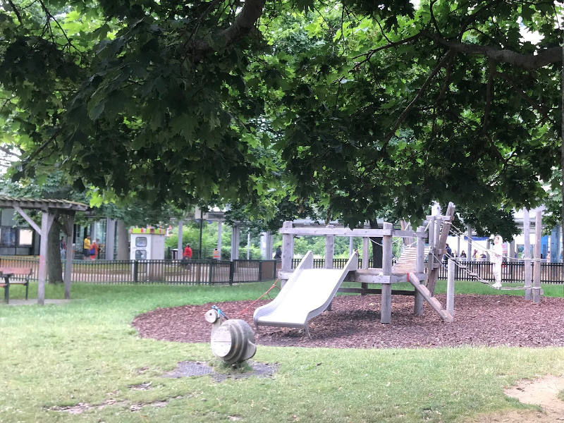 Parkanklage Schedifkaplatz Kleines Klettergerüst mit breiter Rutsche