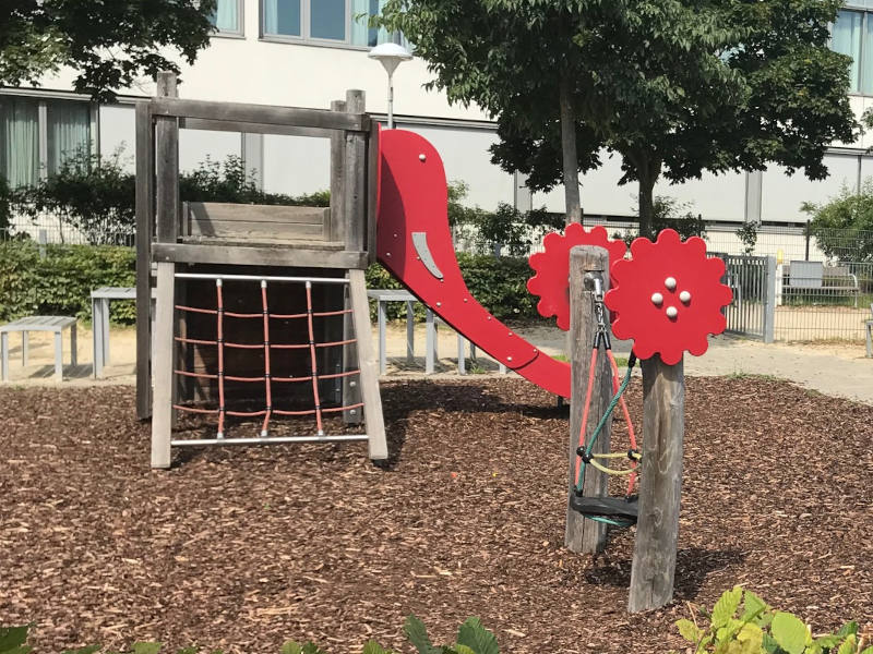 Kleinkinder-Kletteranlage mit Rutsche und Blumenschaukel