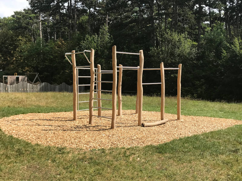 Spielplatz Pappelteich Klettergerüst auf Spielplatz in der Natur