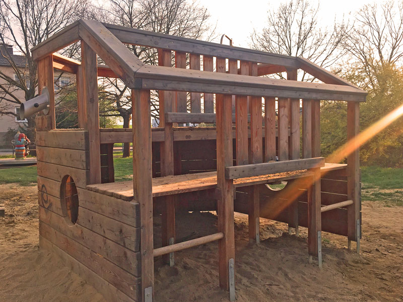 Spielgerät zum Klettern und Sitzen