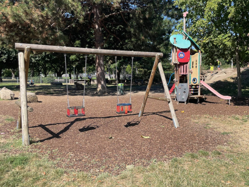 Spielplatz Venediger Au Kleinkinder Schaukeln und Spielgeräte