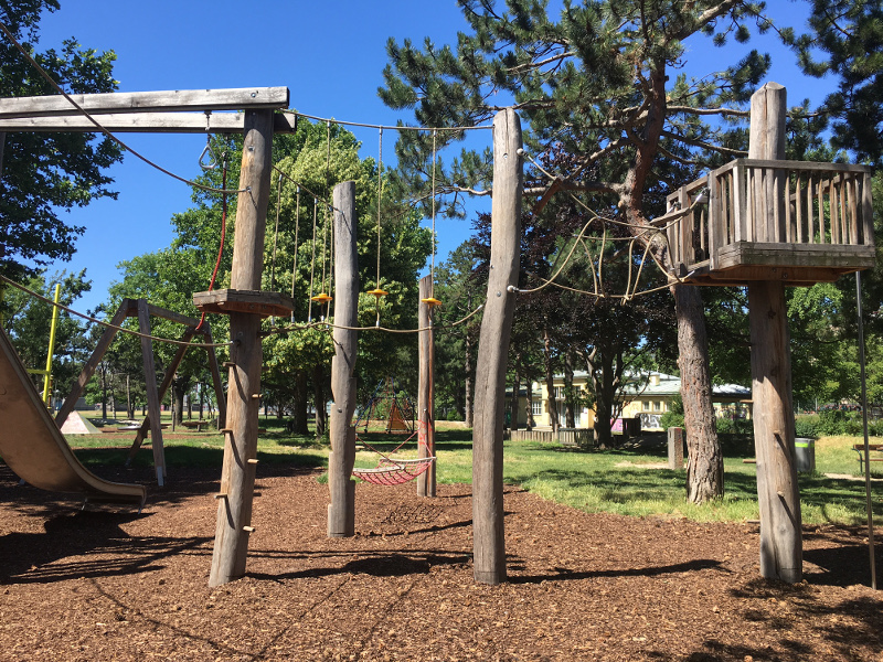 Klettergerüst auf Spielplatz