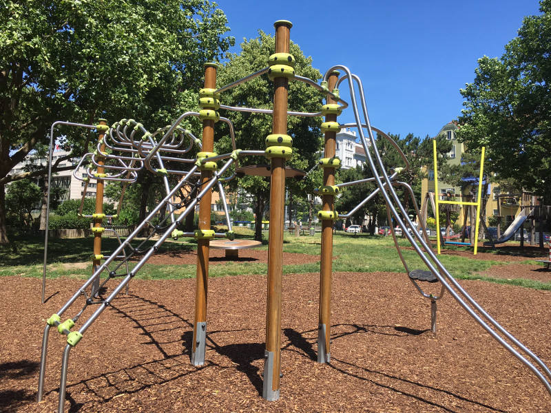 Klettergerüst auf Spielplatz