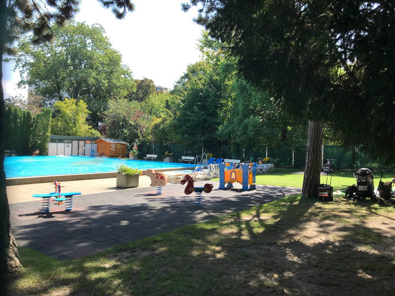 Blick auf das Becken im Familienfreibad mit Wipptieren im Vordergrund