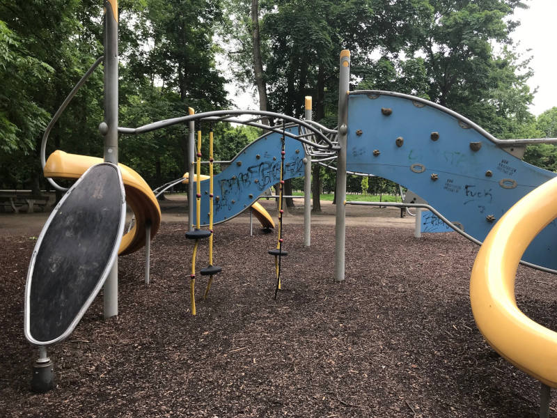 Klettergerüst mit Rutschen ohne Geländer