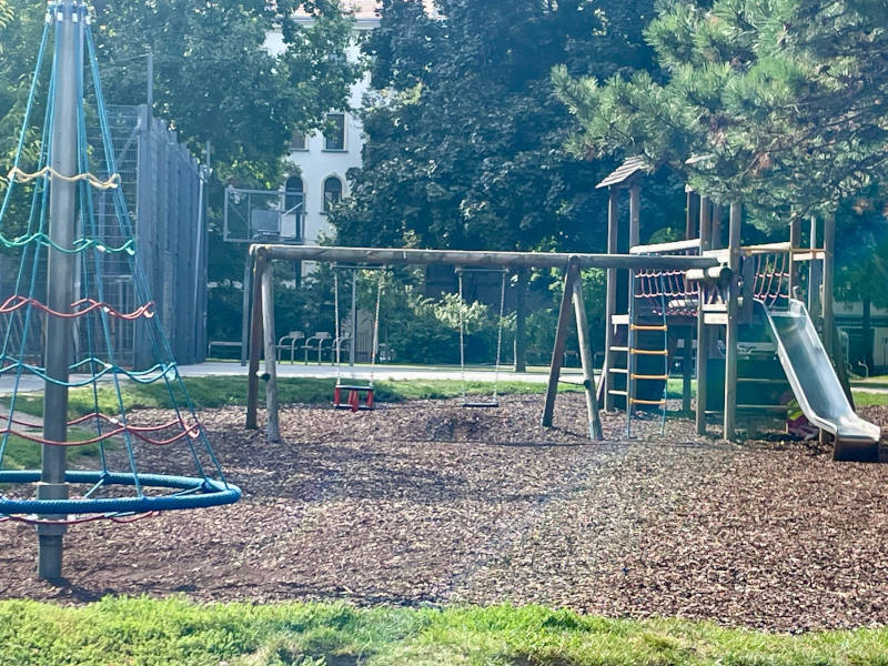 Rutsche und Kleinkinderklettergerät