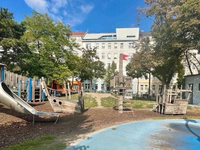 Rutsche und Schiff als Spielmöglichkeiten am Wasser-Spielplatz Max-Winter-Park