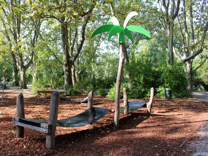 Wackelbrücke mit einer Plastikpalme
