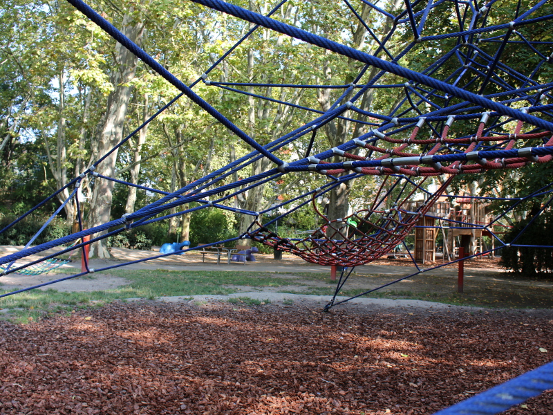 Kletternetz von unten fotografiert