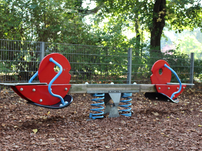 Wippschaukel mit roten Vogelfiguren