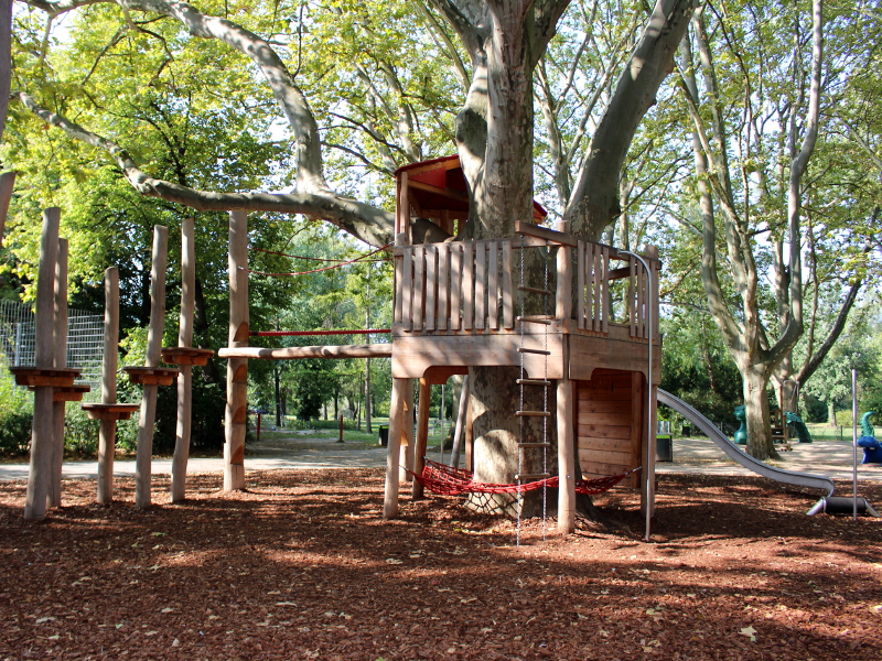 Holzklettergerüst um einen Baum herum