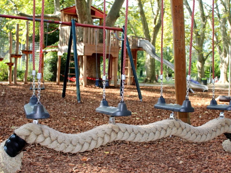 Kletterspiel mit dickem Seil 