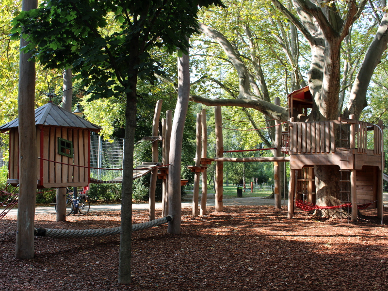 großes beschattetes Klettergerüst und Baumhaus