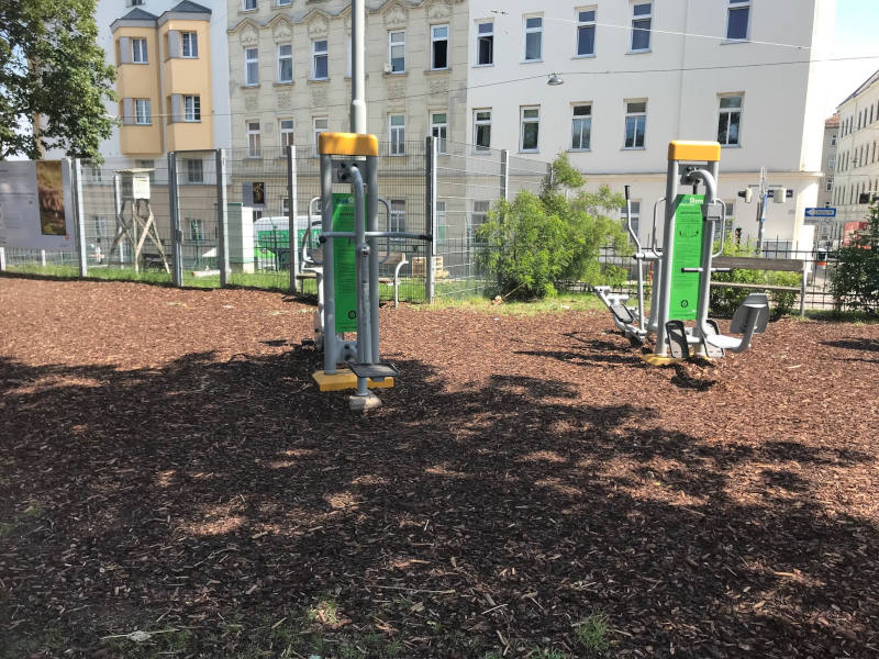 Fitnessgeräte Fintnessgeräate auf Rindenmulch