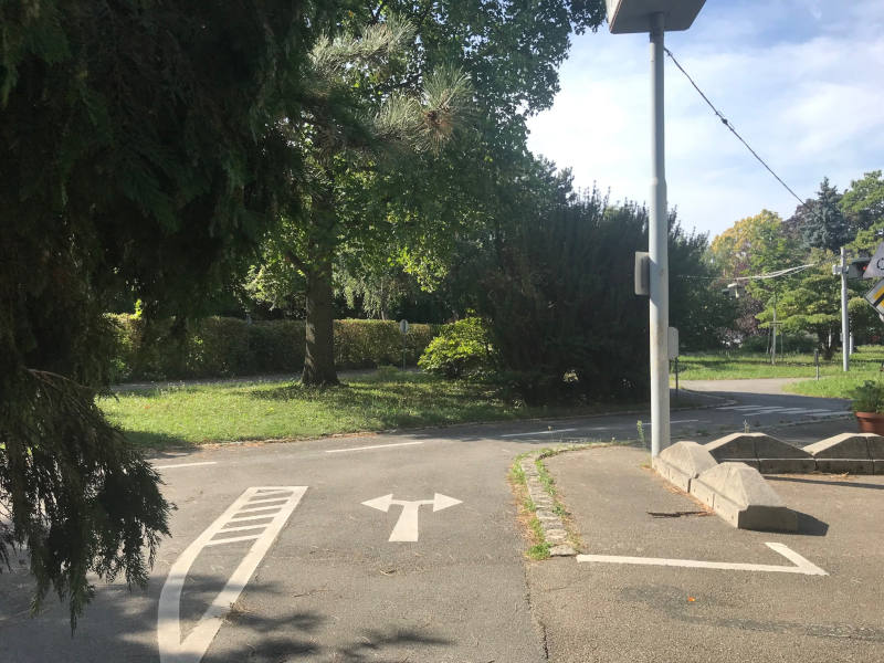 Eine Straßenkreuzung am Übungsplatz mit einer Abbiegespur mit zwei Pfeilen.