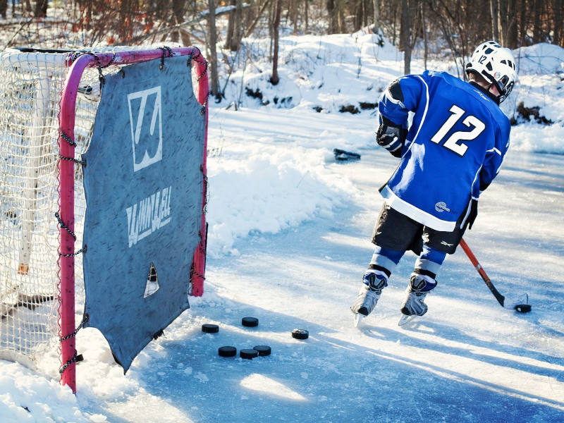 Junge spielt Ice Hockey