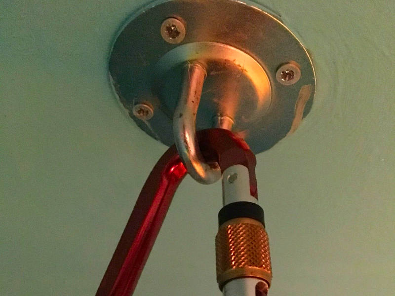 Haken und Karabiner mit Schrauben befestigt