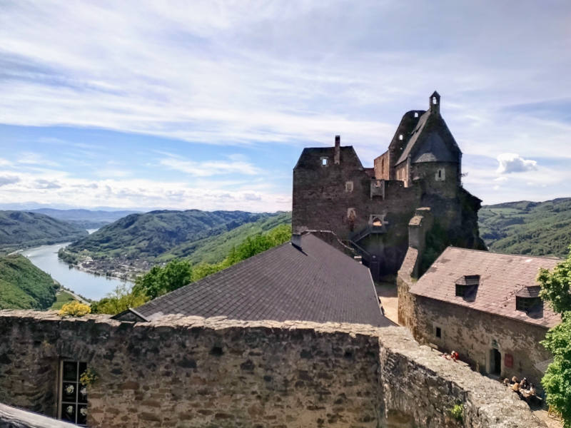 Burg mit Donau im Hintergrund