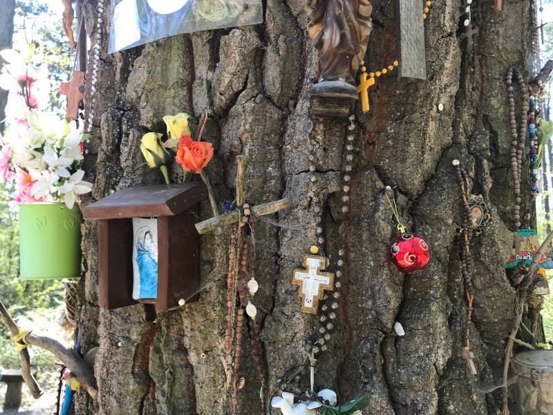 Baum mit religiösen Symbolen und Gegenständen