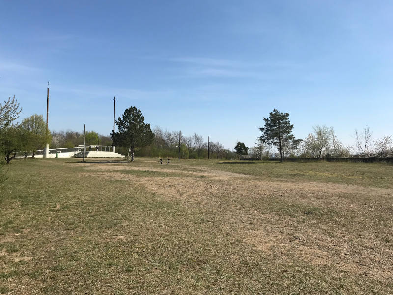 Wiese mit Sternengartenmonumenten