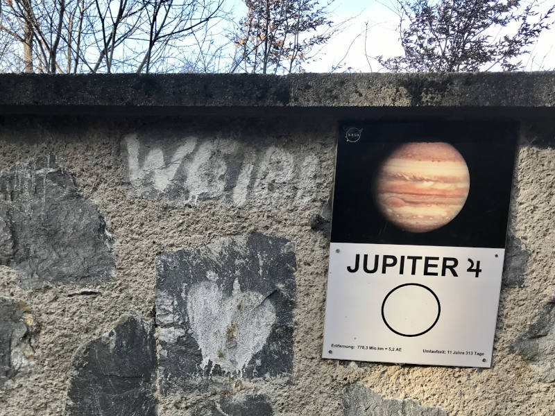 Steinmauer mit der Abbildung von Jupiter.