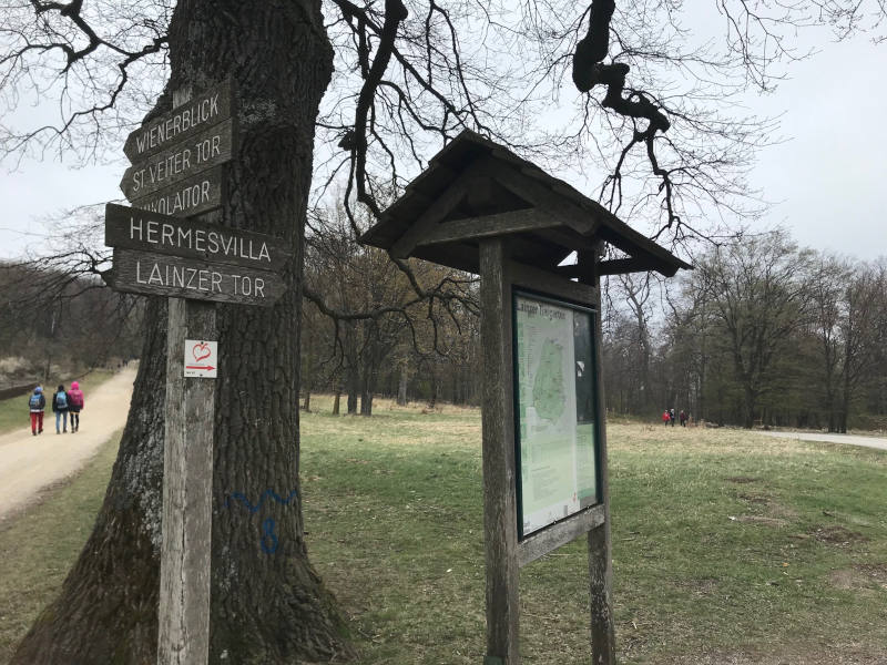 Lainzer Tiergarten Weg, Wiese und Wegweiser