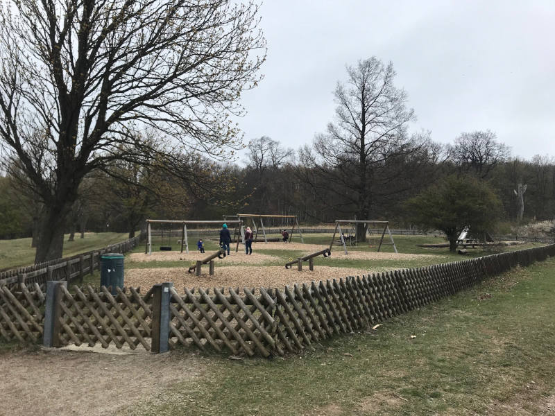 Spielplatz Lainzer Tiergarten Eingezäunter Spielplatz in der Natur