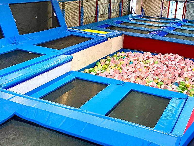 Trampoline und Schaumstoffblöcke