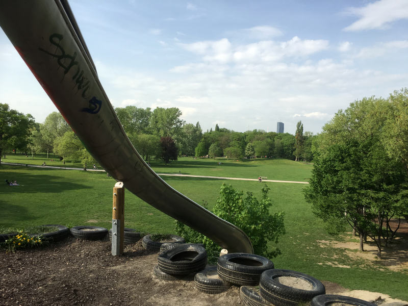 lange Rutsche auf Stelzen und eine große Wiese