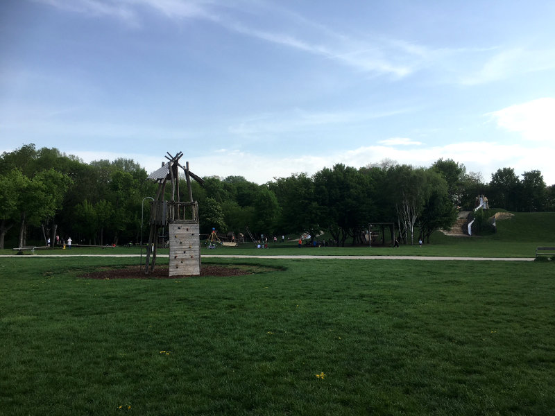 Große Wiese mit Spielgerät in der Ferne