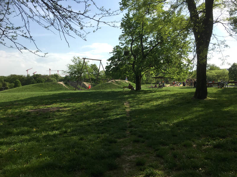Wiese mit kleinem Spielplatz