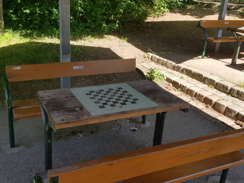 Tische mit einem aufgemalten Schachbrett