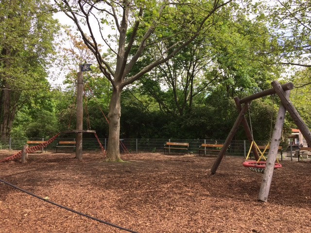 Schaukel und Spielgeräte