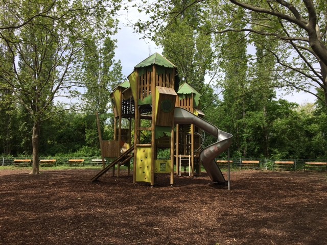 Kletterturm mit Rutsche